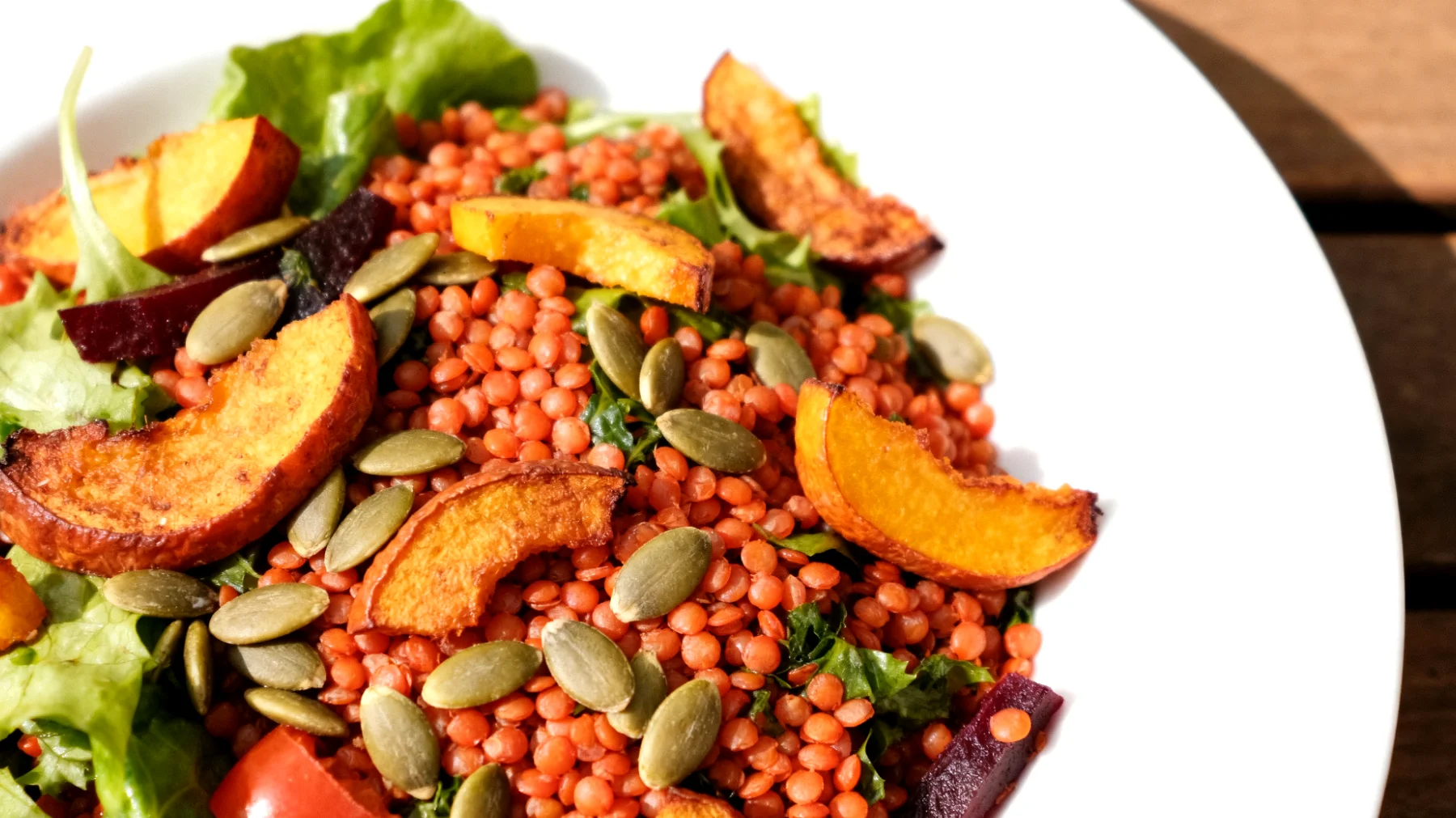 Insalata di lenticchie rosse con verdure croccanti e semi di zucca"