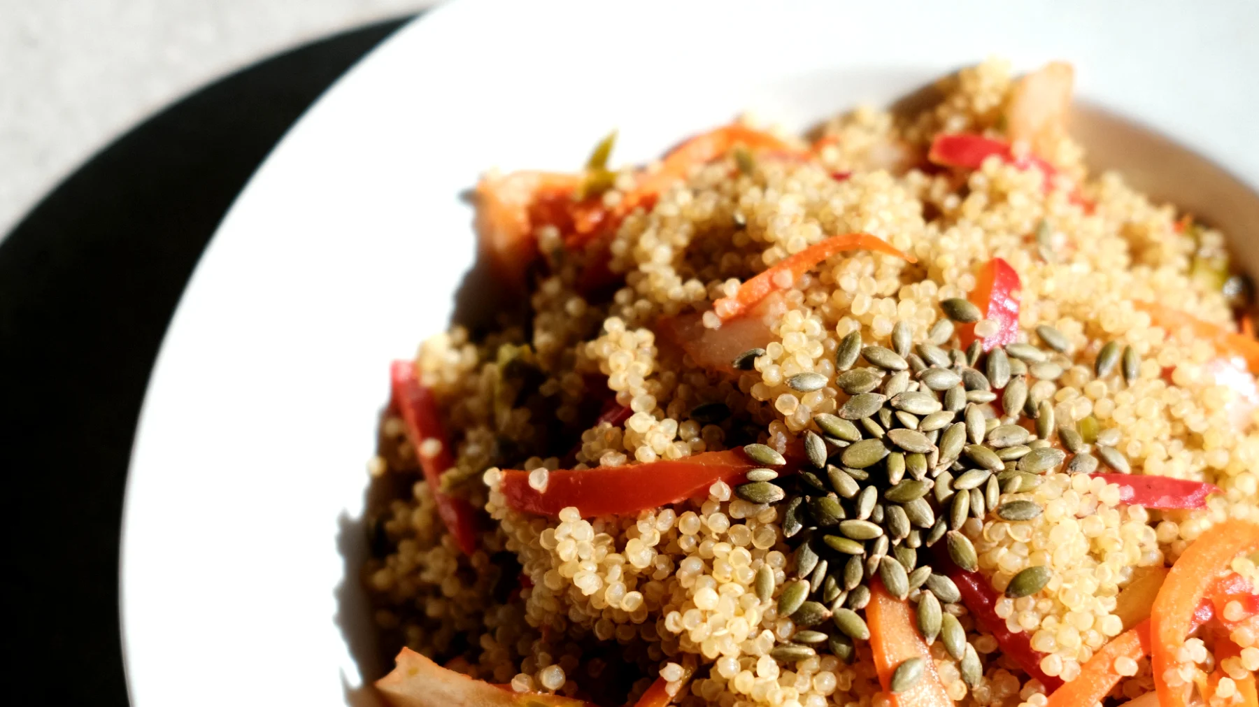 Insalata di miglio con verdure fermentate e semi di canapa"