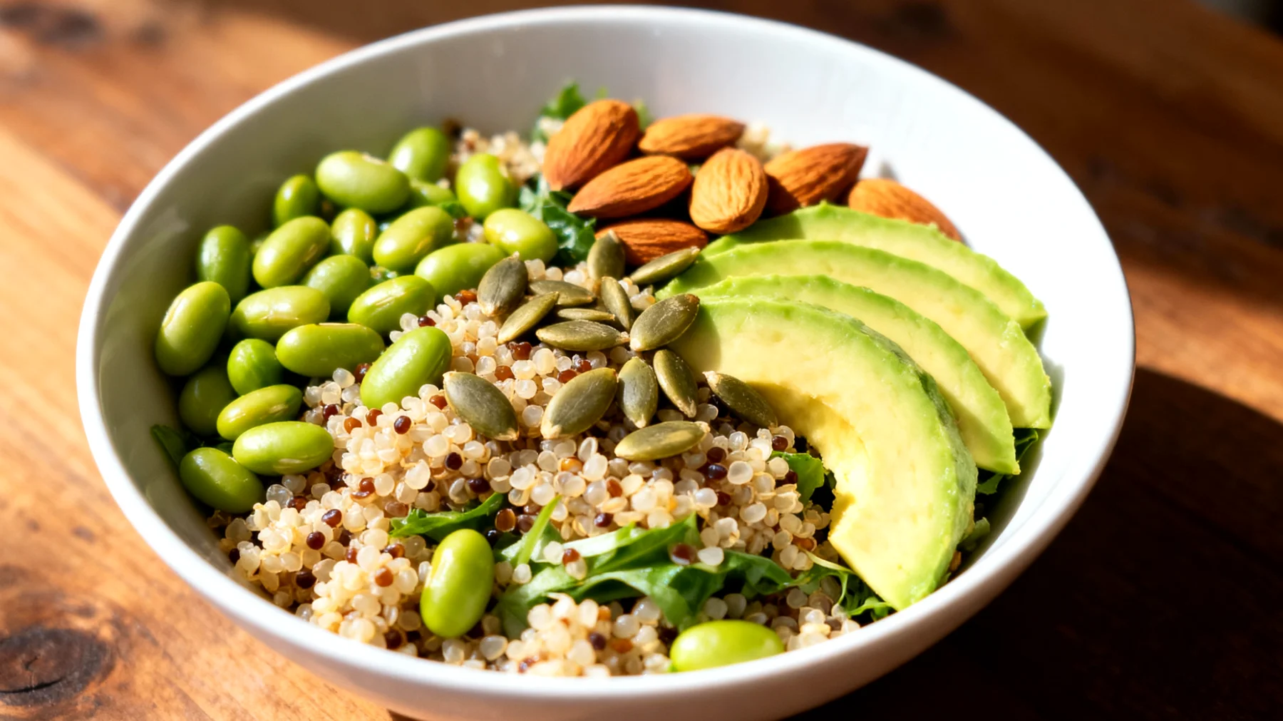 Insalata di quinoa con edamame, avocado e semi di zucca"