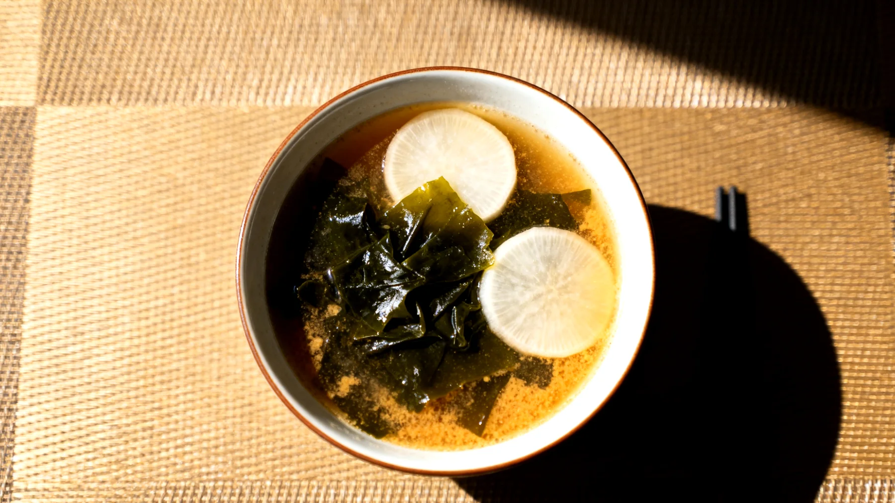 Zuppa di miso con alghe wakame e daikon"