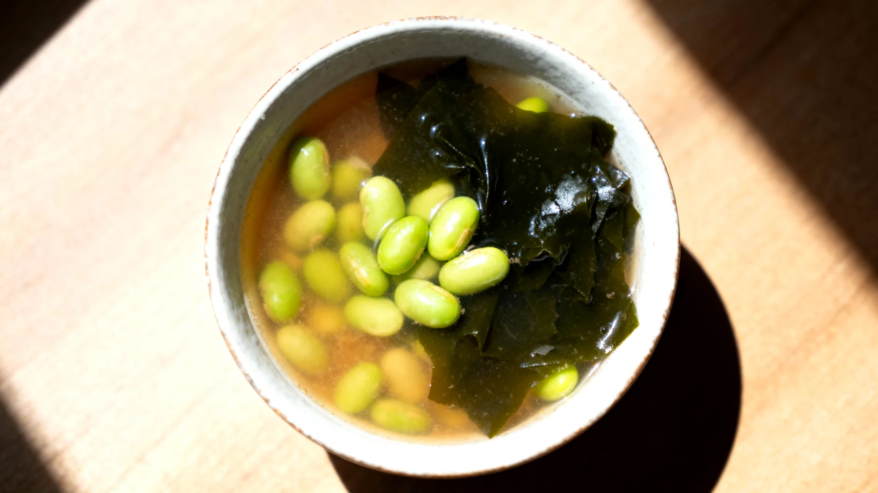 Zuppa di miso con edamame e alghe wakame"